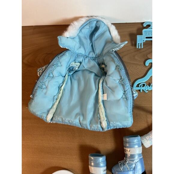 Skyler Bradshaw Winter Break Rainbow High Doll Outfit Blue Snowboard Coat Boots - Picture 5 of 11